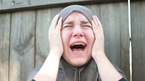 Uma Adolescente Refugiada Está Chorando Gritando Segurando Cabeça Suas Mãos — Vídeo de Stock