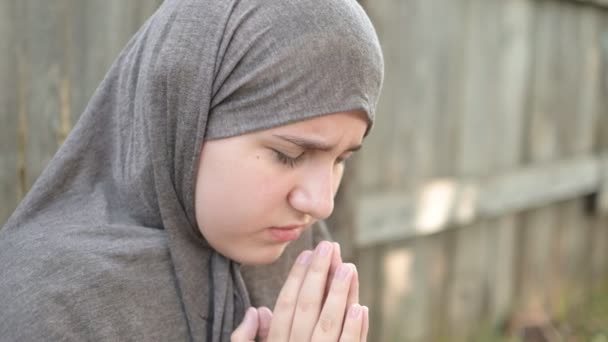 无家可归的未成年难民女孩祈祷 在她面前牵着手 — 图库视频影像