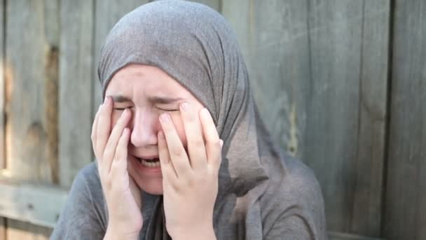 Teenage Refugee Girl Crying Screaming Holding Her Head Her Hands — Stock Video