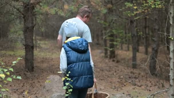 Homem Com Uma Filha Adolescente Caminha Por Uma Floresta Densa — Vídeo de Stock