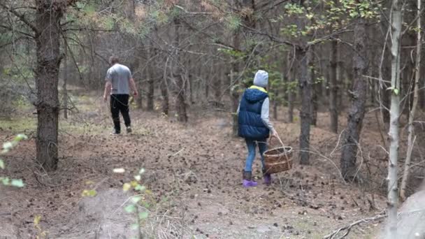 Hombre Con Una Hija Adolescente Camina Través Denso Bosque Busca — Vídeo de stock