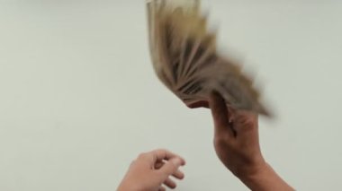 Bir insan paranın büyük olduğunu düşünür. 100 dolarlık banknotlar, nakit ödemeler yatırım, başarı, kariyer büyümesi konsepti.