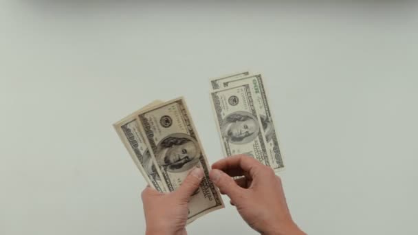 Человек Считает Деньги Большие Руки Женщин Считая Стодолларовые Купюры Наличные — стоковое видео