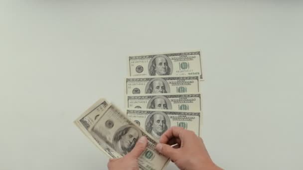 Een Persoon Beschouwt Geld Als Groot Vrouwen Hands Tellen Honderd — Stockvideo