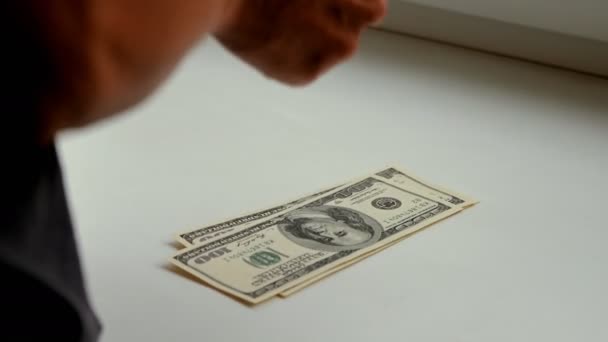 Een Persoon Beschouwt Geld Als Groot Vrouwen Hands Tellen Honderd — Stockvideo