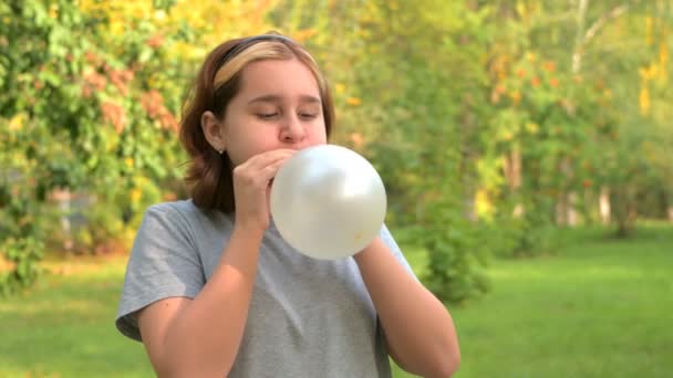 Teenage Girl Dyed Hair Inflates Balloon Background Green Nature Close — Stock Video