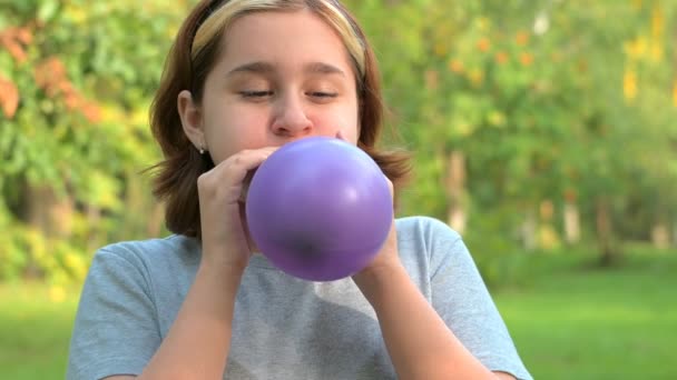 Uma Adolescente Com Cabelo Tingido Infla Balão Contra Fundo Natureza — Vídeo de Stock