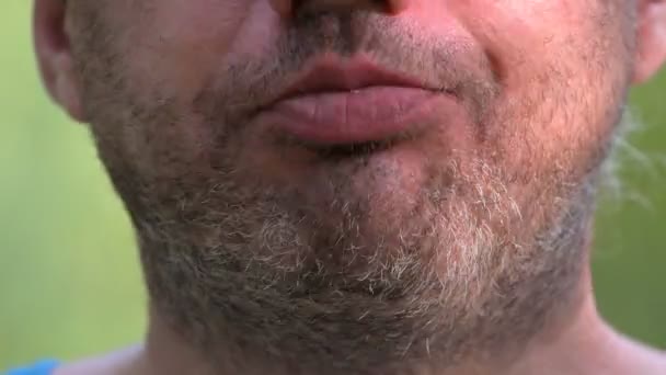 Homem Sem Barba Com Barba Come Ovo Cozido Fundo Natureza — Vídeo de Stock