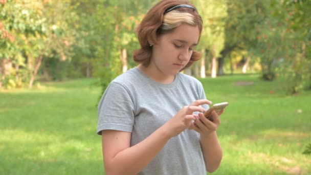Saçı Boyalı Yakından Çekilmiş Cep Telefonuyla Yeşil Doğanın Arka Planına — Stok video
