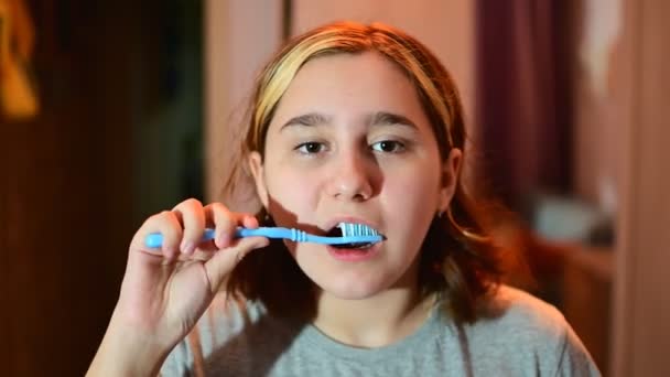 Uma Adolescente Com Cabelo Castanho Franja Tingida Escova Dentes Antes — Vídeo de Stock