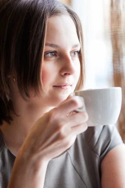 Hermosa mujer bebiendo café — Foto de Stock