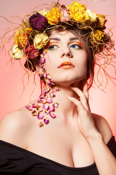 Femme avec une couronne sur la tête — Photo