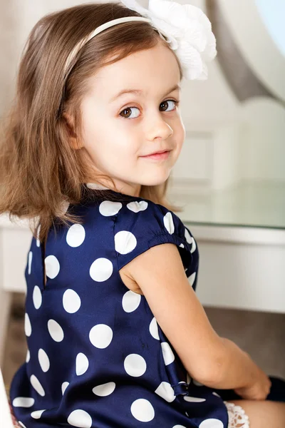 Little girl is hairbrushing — Stock Photo, Image