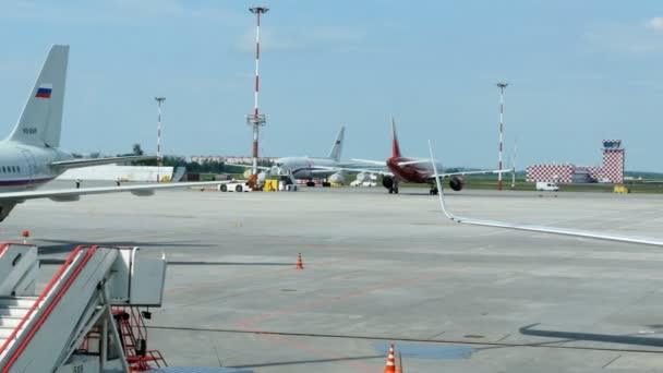 Vista na pista no Aeroporto Internacional Pulkovo. Um dos aviões está a aterrar. — Vídeo de Stock