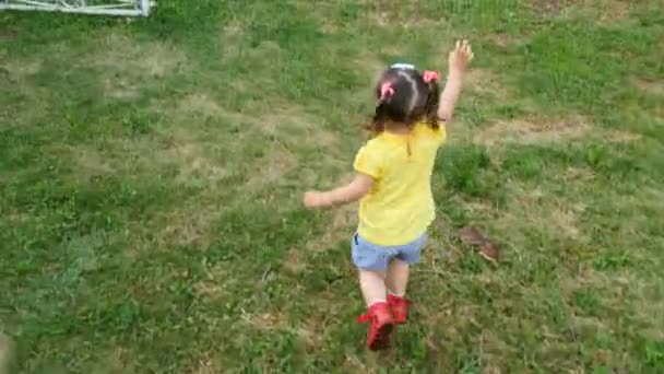 Niña está corriendo en el parque — Vídeo de stock