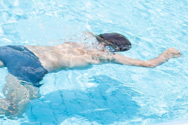 A man in the swimming pool — Stock Photo, Image