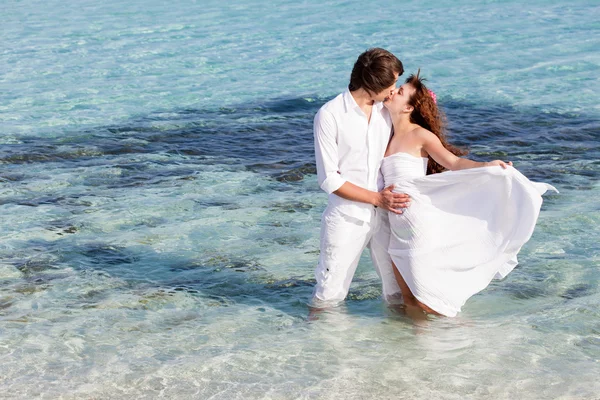 Pareja recién casada en el mar —  Fotos de Stock