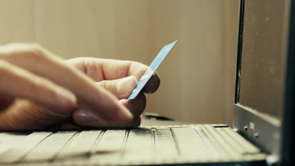 Homem está usando cartão de crédito e laptop para pagamento online — Vídeo de Stock