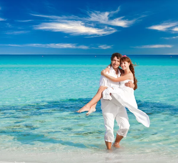 Beautiful caucasian couple on the beach — Stock Photo, Image