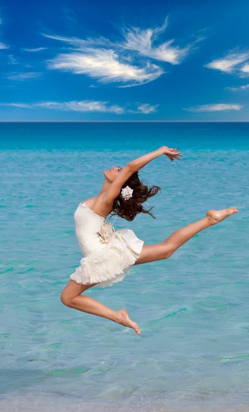 一个女人在沙滩上跳舞 — 图库照片