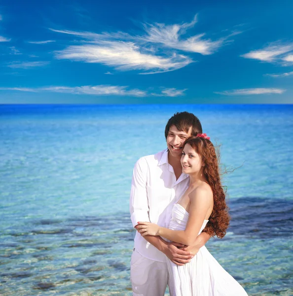 Beautiful caucasian couple on the beach — Stock Photo, Image
