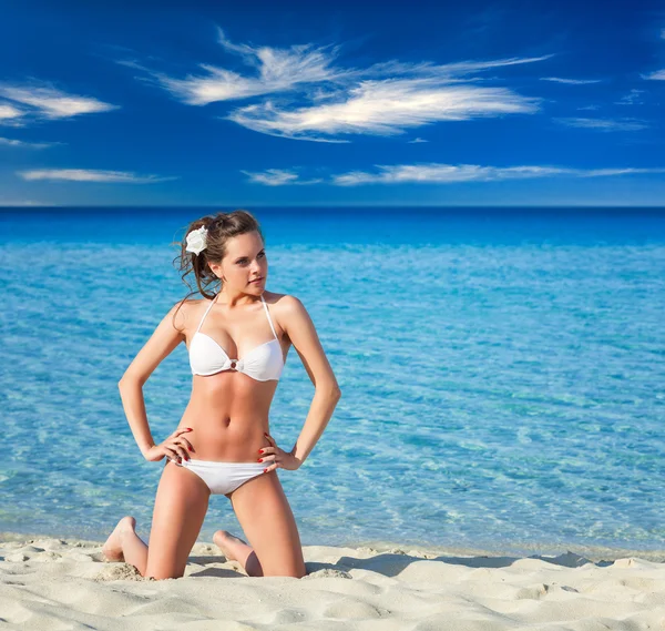 Mujer en traje de baño blanco relajante en la playa tropical —  Fotos de Stock
