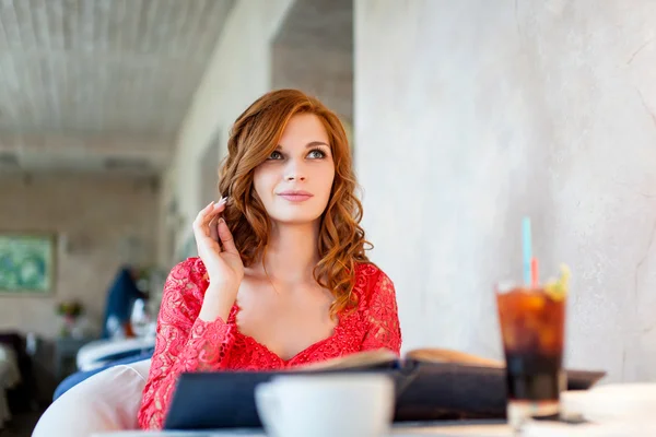 Mooie jonge dame kiezen eten in restaurant — Stockfoto