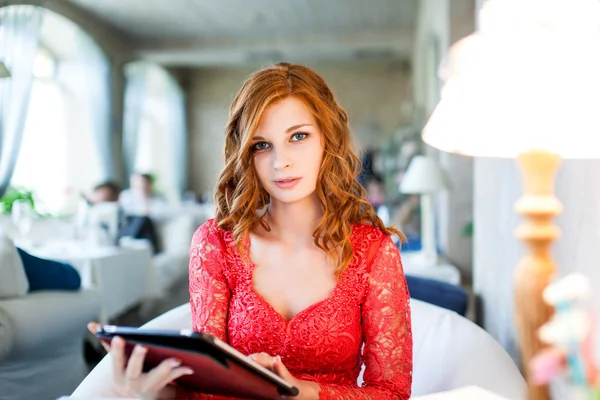 Attraktive junge Frau mit Tablet im Café — Stockfoto