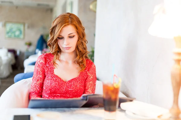 Schöne junge Frau wählt Essen im Restaurant — Stockfoto