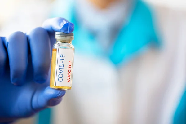 Врач держит трубку с коронавирусной вакциной nCoV для вируса COVID-19 — стоковое фото