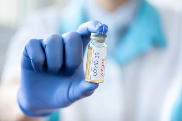Врач держит трубку с коронавирусной вакциной nCoV для вируса COVID-19 — стоковое фото