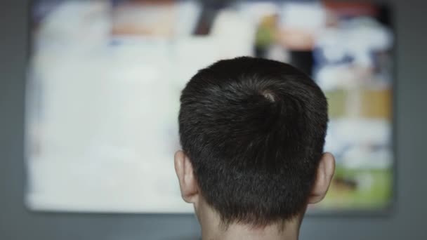 Testa di un uomo che guarda telecamere a circuito chiuso in un muro di monitor — Video Stock