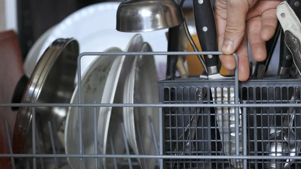 Открытая посудомоечная машина с чистой посудой. — стоковое фото