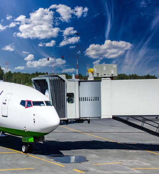 Airplane at the airport terminal. — Stock Photo, Image