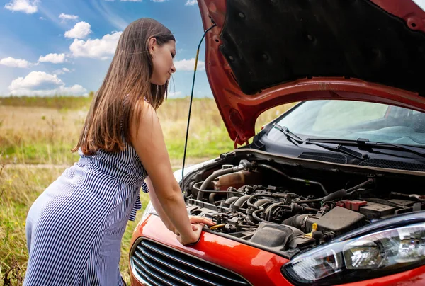 Mujer con un coche roto en la carretera rural está llamando por teléfono móvil. — Foto de Stock