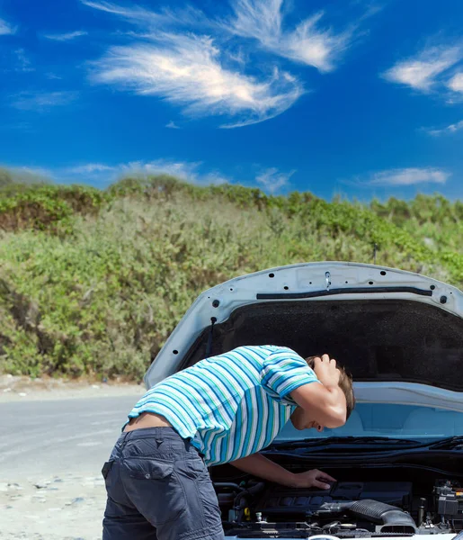 Muž se snaží zrušit rozbité auto. — Stock fotografie