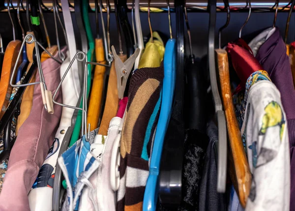 Ropa colorida para mujeres colgando en el armario — Foto de Stock
