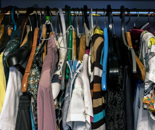 Ropa colorida para mujeres colgando en el armario — Foto de Stock