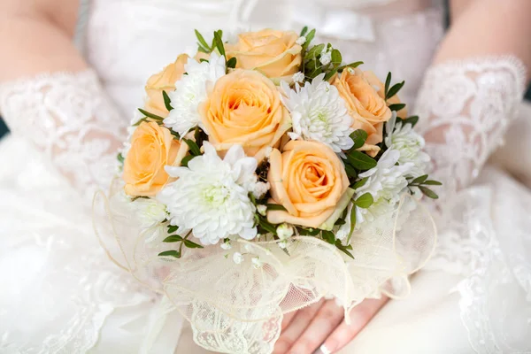 Beautiful wedding bouquet in hands of the bride — Stock Photo, Image