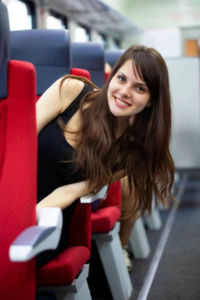 Νεαρή γυναίκα επιβάτης κάθεται μέσα στο τρένο — Φωτογραφία Αρχείου