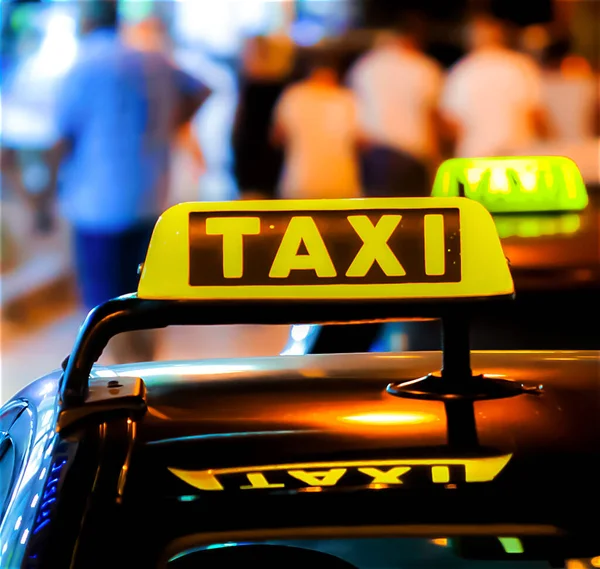 Parlak taksi tabelası olan araba gece hareket ediyor. — Stok fotoğraf