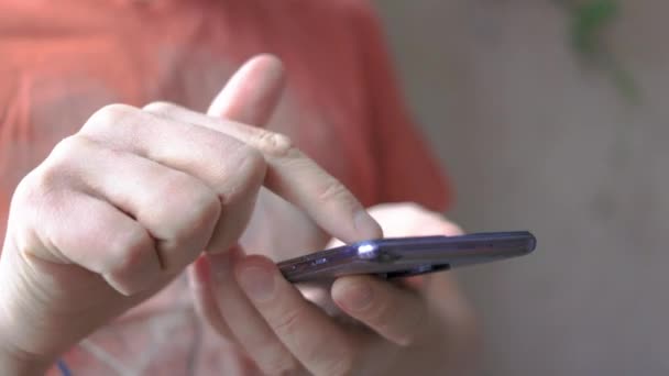 Nahaufnahme der Hände eines Mannes mit dem Smartphone. Er tippt Nachricht auf Handy. — Stockvideo