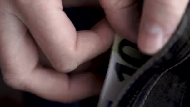 Billetera negra con moneda de papel euro contabilizada por mano de hombre. — Vídeo de stock