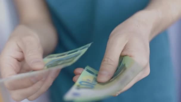 Käteisrahan laskenta. Euroseteleitä laskeva liikemies. — kuvapankkivideo