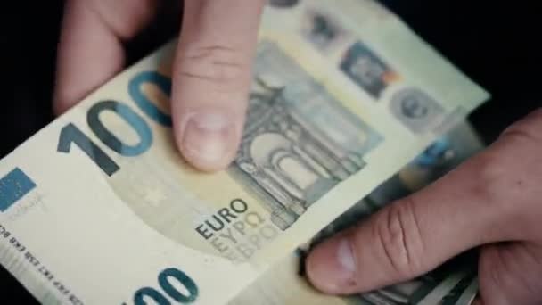 Obliczanie gotówki. Przedsiębiorca liczący banknoty euro. — Wideo stockowe