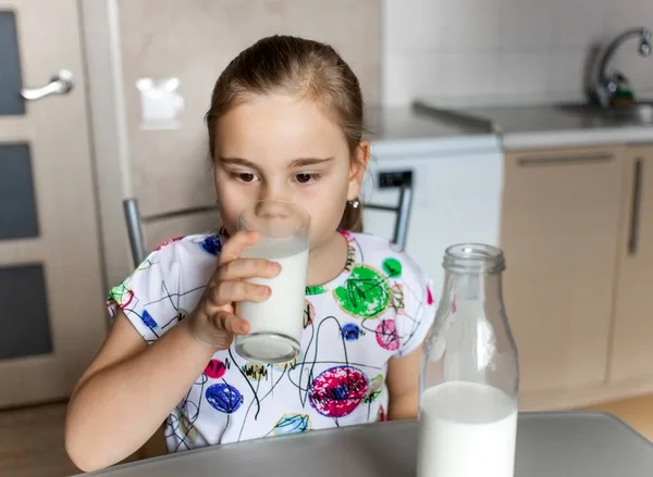 Linda niña está bebiendo leche. — Foto de Stock