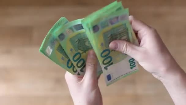 ユーロ紙幣を数えながら人の手を閉じる｜欧州経済価値. — ストック動画