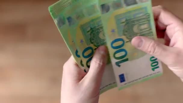 Närbild man händer samtidigt räkna eurosedlar europeiska ekonomin värde. — Stockvideo