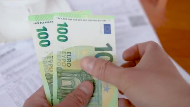 Een man die de eurobiljetten telt, sluit — Stockvideo