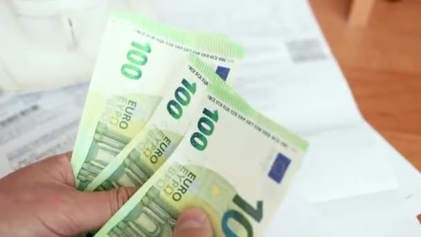 Un bărbat care numără bancnotele de euro se închide — Videoclip de stoc